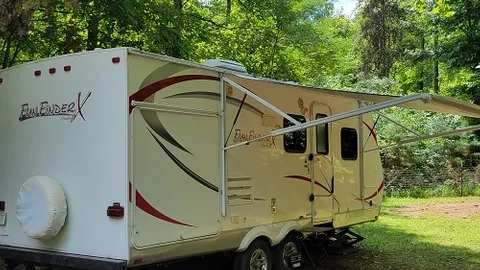 RV Rental Onsite - 30 Amp 21' RV with Slides Full Hookup — image 13 of 13