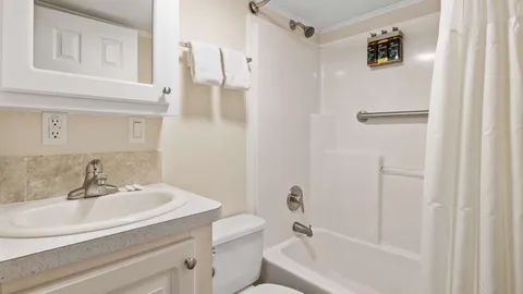 Keys Cottage with Sleeping Loft Sleeps 6 — image 2 of 11
