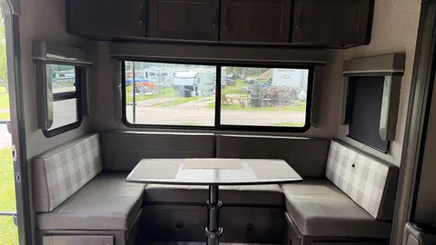 Deluxe Camper — image 2 of 7