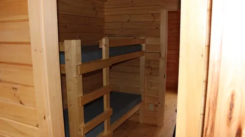 Medium Lakeview Cabin(PET FRIENDLY) — image 2 of 9