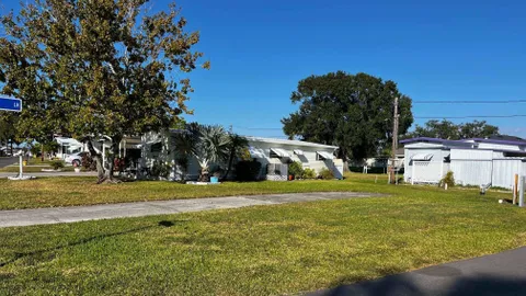 30/50 Full Hookup Grass RV Sites — image 4 of 4