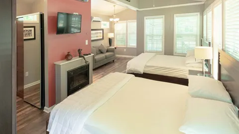 Cottage 1 Bedroom Queen — image 2 of 7