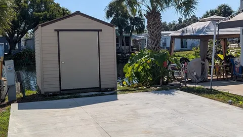 Standard Lakefront Full Hookup RV Site — image 1 of 4