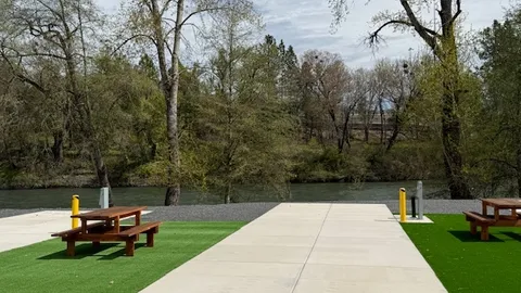 Premium Riverfront Back-In Site — image 1 of 4