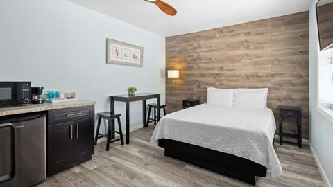 Motel 1 Queen Bed — image 2 of 3
