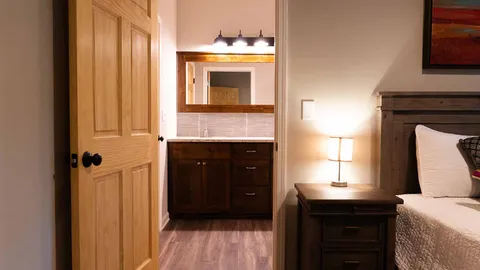 Laurel Cove Lodge — image 2 of 13