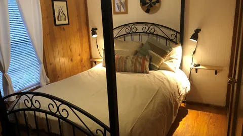 Salmon Deluxe Cabin — image 9 of 9
