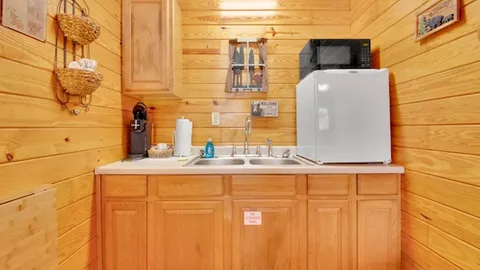 Studio Cabin — image 2 of 10