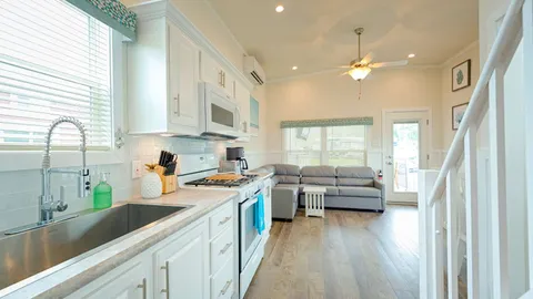 Carolina Cottage 2 Bedroom w/ Fireplace Porch — image 12 of 12