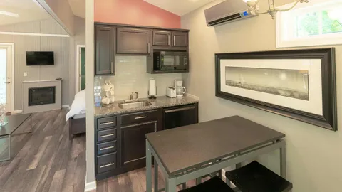 Cottage 1 Bedroom King — image 2 of 7