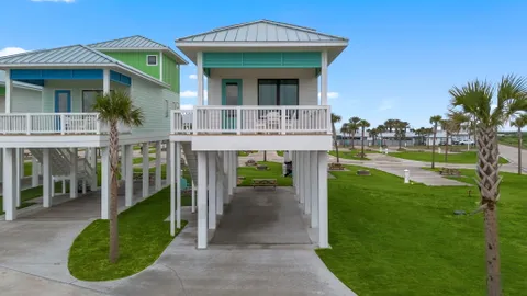 Surf Bungalow 2BR/2BA - Pet Friendly — image 2 of 22