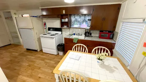 Cabin 02 — image 2 of 9
