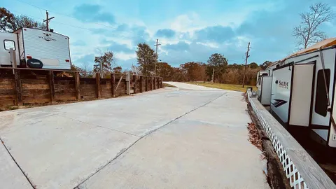 Premium FHU Pull-Through RV Site — image 8 of 8