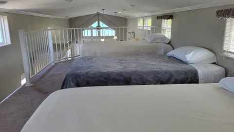 Waterfront Keys Cottage with Sleeping Loft Sleeps 8 — image 2 of 7