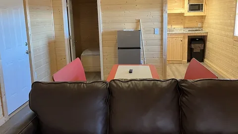 Deluxe Cabin — image 2 of 9