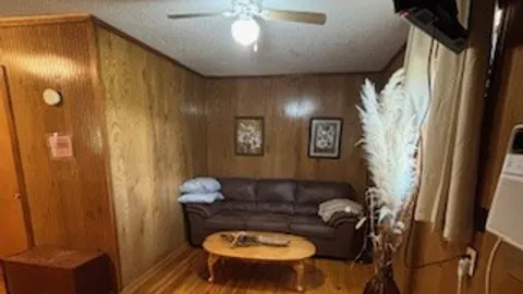Millwood Fisherman Cabin — image 7 of 7