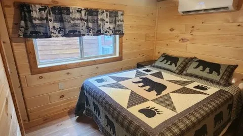 Creekview Cottage- sleeps 6 — image 2 of 13