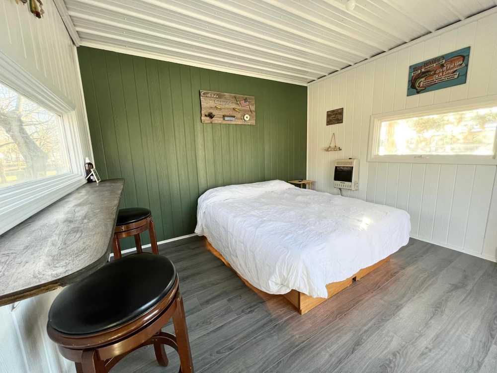 Creekside Cottage with Queen Bed