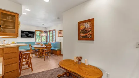 Brentwood Vacation Home — image 2 of 16