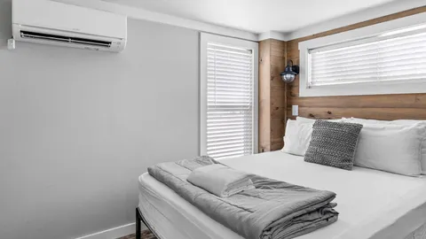 Waterview Deluxe Cottage - 1 Bdrm — image 2 of 9
