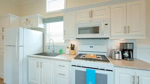 Carolina Cottage 2 Bedroom w/ Fireplace Porch — image 12 of 12