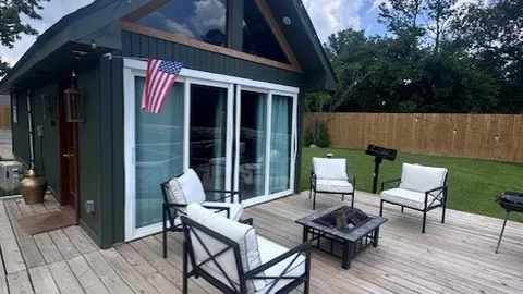 Pineapple Manor — image 1 of 12