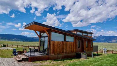 ROAM Deluxe - Sleeps 6 — image 19 of 19