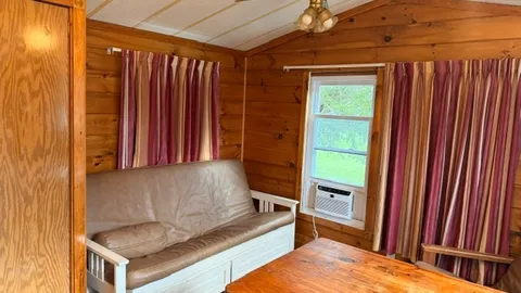 Cabin / Tiny House — image 2 of 10