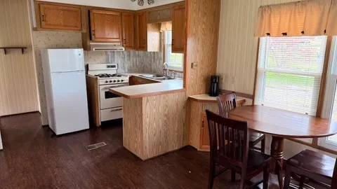 Lakefront Cabin — Sleeps 6 Huge Florida Room & Expansive Yard on the Water Cabin: — image 6 of 6