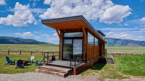 ROAM Deluxe - Sleeps 6 — image 2 of 19