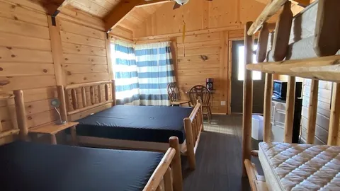DELUXE Sleep 6 TWO QUEEN/BUNK CABIN — image 1 of 6