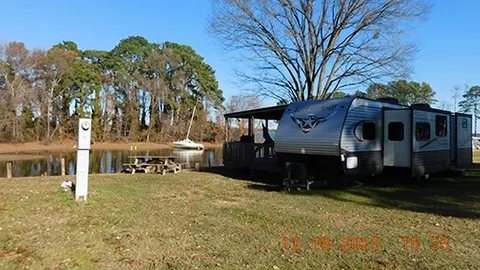 Deluxe Creek Waterfront W/E — image 4 of 4