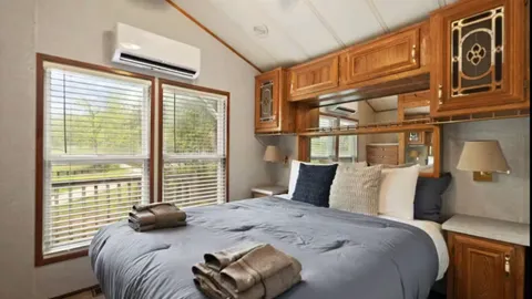PREMIUM PASTURE VIEW CABIN WITH HOT-TUB — image 11 of 11