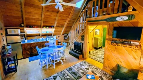 The Birds Nest - Cabin 3 — image 21 of 21