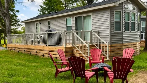 3-Bedroom Lakefront Resort Cottage - McKellar — image 1 of 7