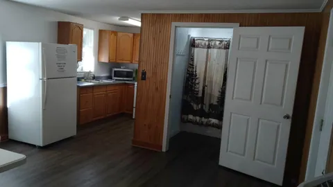 Petersburg Cabin — image 2 of 11