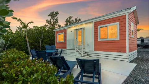 Deluxe Two Bedroom Cottage — image 2 of 13