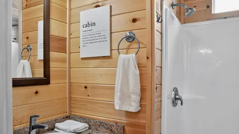 Deluxe Cabin #2 - Sleeps 8 — image 5 of 5