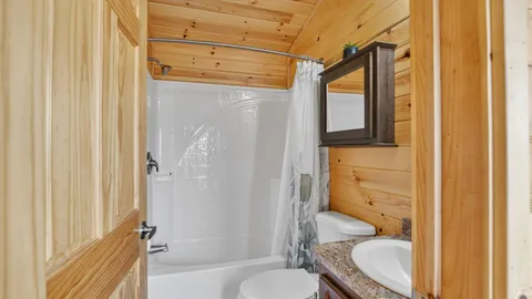 Deluxe Cabin #1 - Sleeps 8 — image 6 of 6