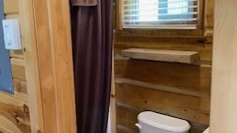 Standard Cabin - Sleeps 4 — image 5 of 5