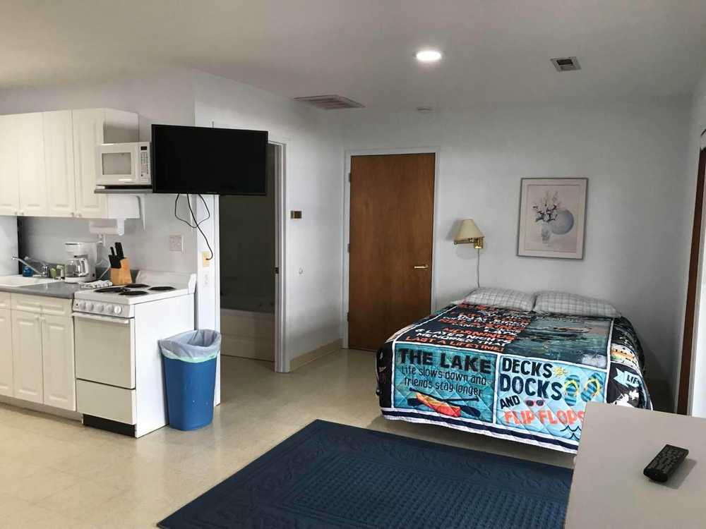 Queen Bed Suite Lake View w/ Jetted Tub