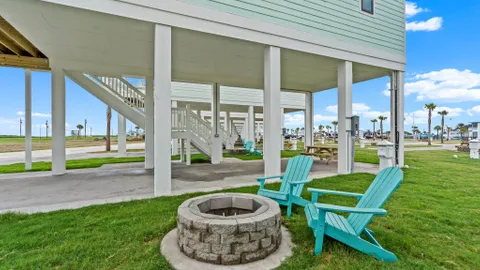 Surf Bungalow 2BR/2BA — image 2 of 22