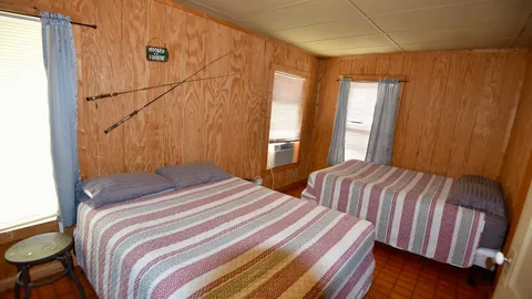 Cabin 10 — image 2 of 7