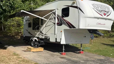 29' Sabre 5th Wheel Sleeps 3-4 — image 1 of 7