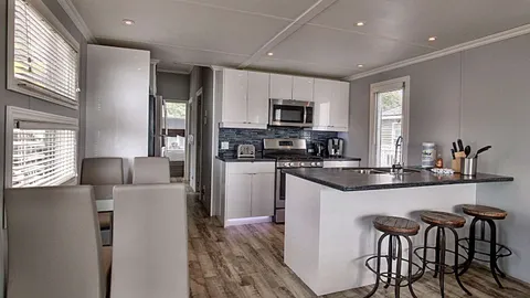 Luxury Lakefront Diamond Cottage 2 Bedroom w/ Rooftop Patio — image 2 of 15