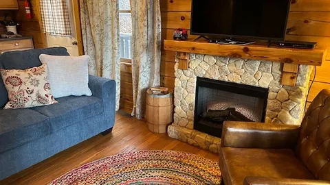 Modern Log Cabin (7Ridges) — image 2 of 12