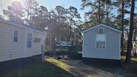 Pet Friendly 2 Bedroom Cottage — image 2 of 5