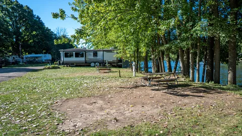 30/50 Amp Waterfront RV Site — image 2 of 4