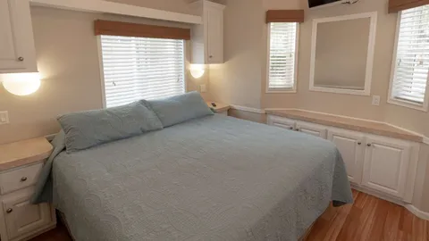 Platinum 1 Bedroom Lake View Rental — image 7 of 7