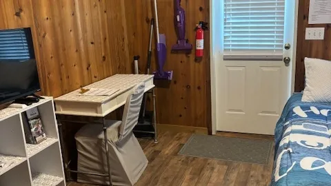 Cabin — image 2 of 6